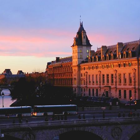 Two Bedroom Luxury Apartment - Balcony With View Of Notre Dame Париж Екстериор снимка