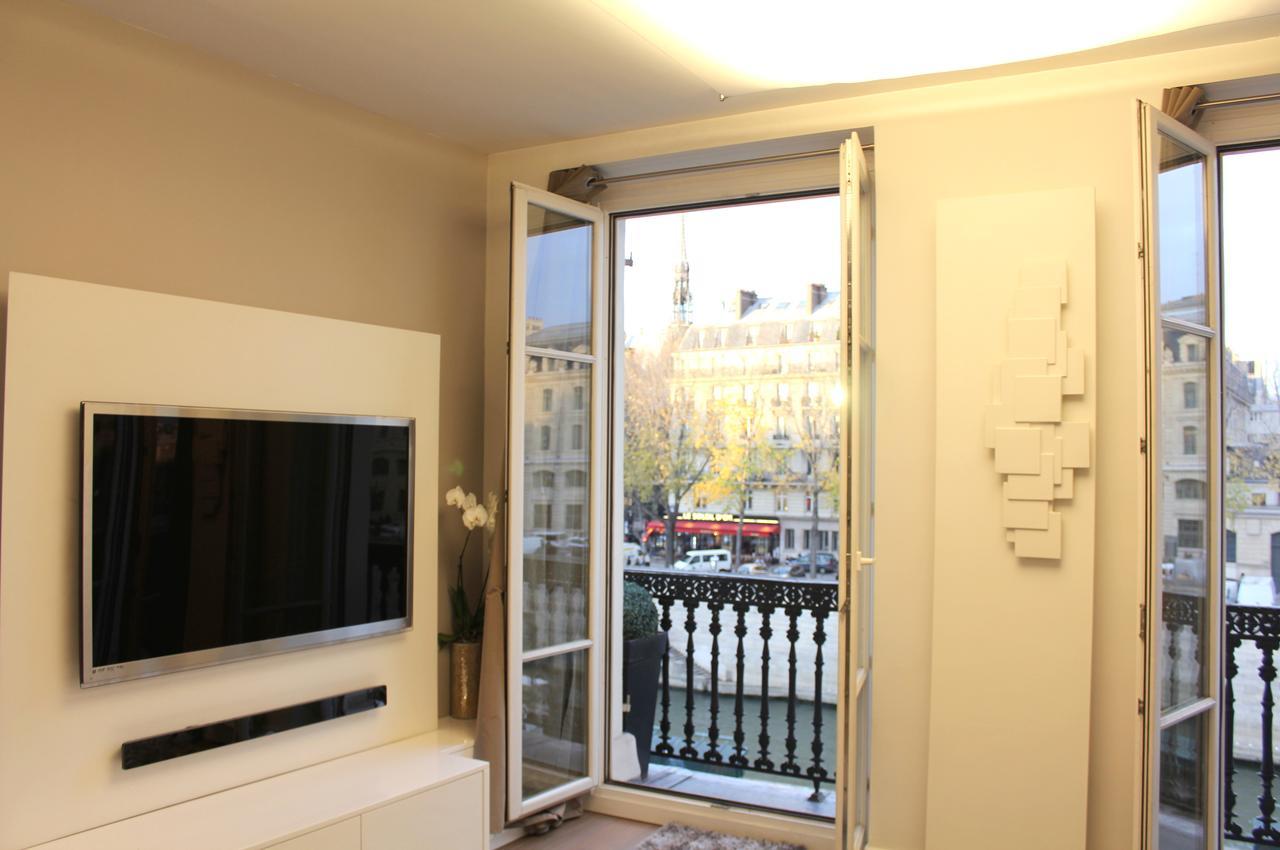 Two Bedroom Luxury Apartment - Balcony With View Of Notre Dame Париж Екстериор снимка