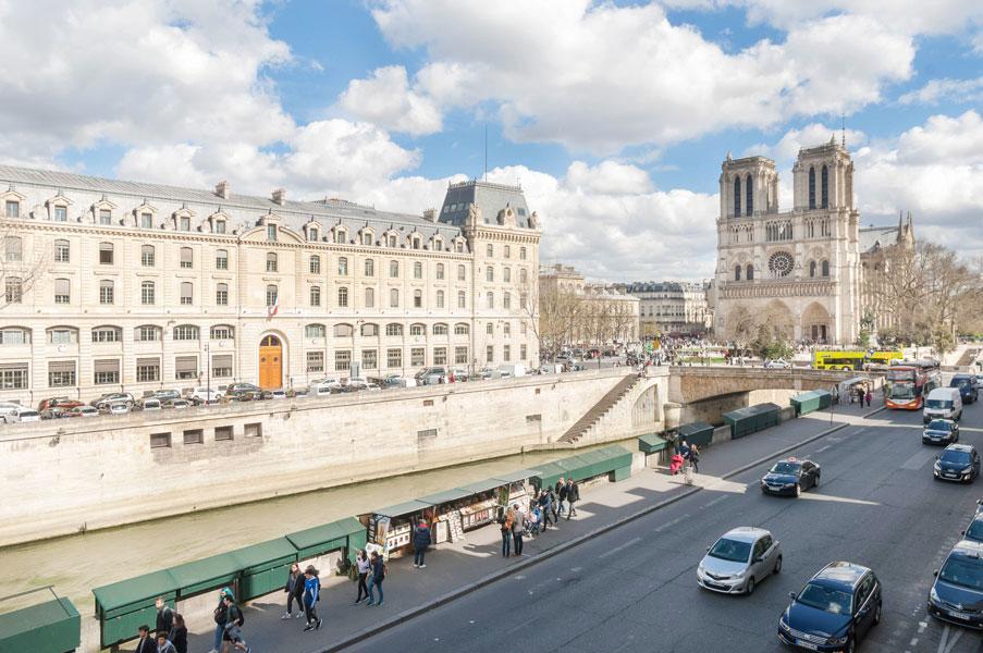 Two Bedroom Luxury Apartment - Balcony With View Of Notre Dame Париж Екстериор снимка